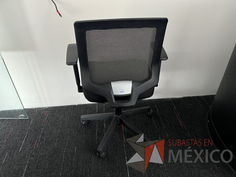 Lote 012 - Silla ejecutiva con ruedas, descansabrazos, respaldo en malla y asiento en tela color negro - Imagen 5