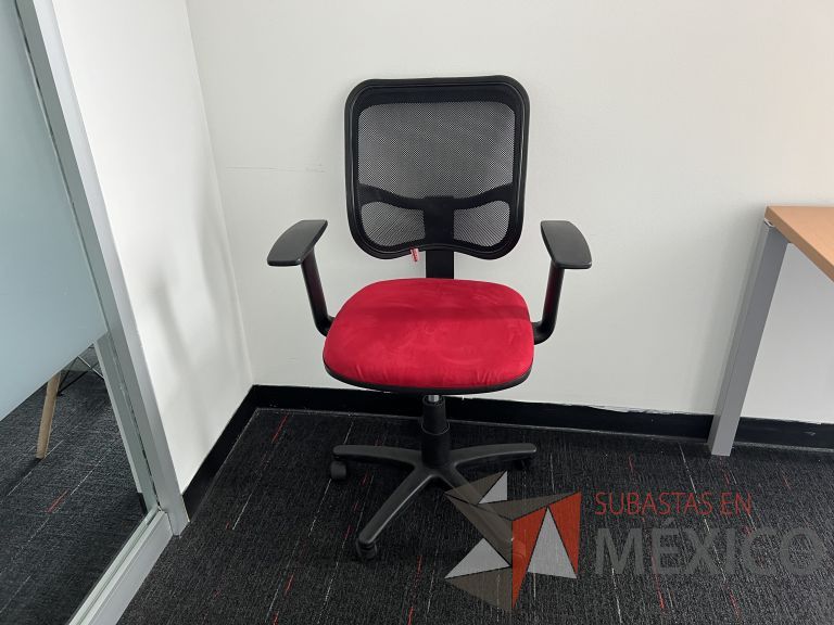 Lote 015 - Silla ejecutiva con ruedas, descansabrazos, respaldo en malla y asiento en tela color rojo - Imagen 2