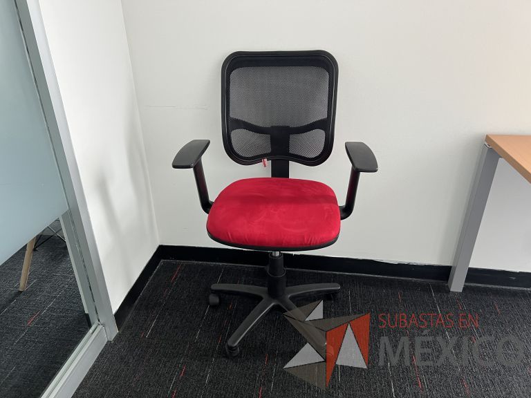 Lote 015 - Silla ejecutiva con ruedas, descansabrazos, respaldo en malla y asiento en tela color rojo