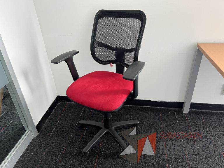 Lote 015 - Silla ejecutiva con ruedas, descansabrazos, respaldo en malla y asiento en tela color rojo - Imagen 4