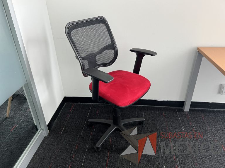 Lote 015 - Silla ejecutiva con ruedas, descansabrazos, respaldo en malla y asiento en tela color rojo - Imagen 5