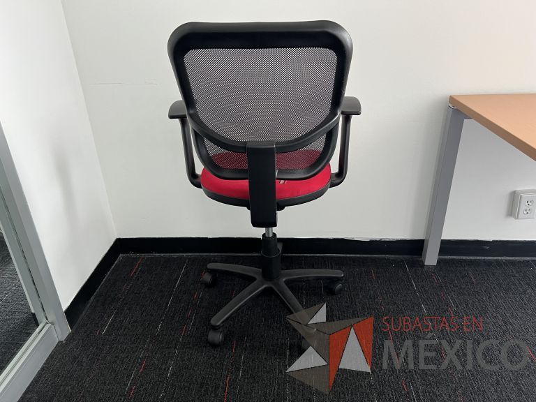 Lote 015 - Silla ejecutiva con ruedas, descansabrazos, respaldo en malla y asiento en tela color rojo - Imagen 6