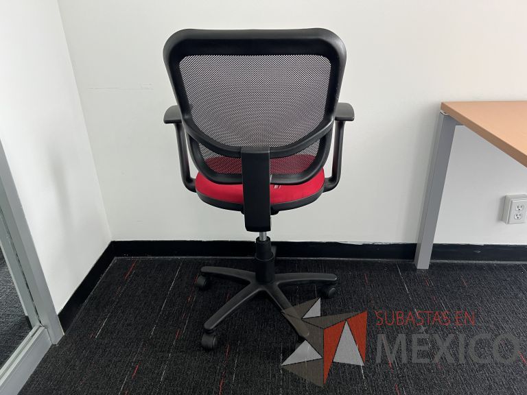 Lote 015 - Silla ejecutiva con ruedas, descansabrazos, respaldo en malla y asiento en tela color rojo - Imagen 7
