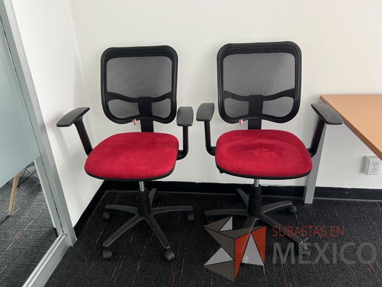 Lote 015 - Silla ejecutiva con ruedas, descansabrazos, respaldo en malla y asiento en tela color rojo - Imagen 8
