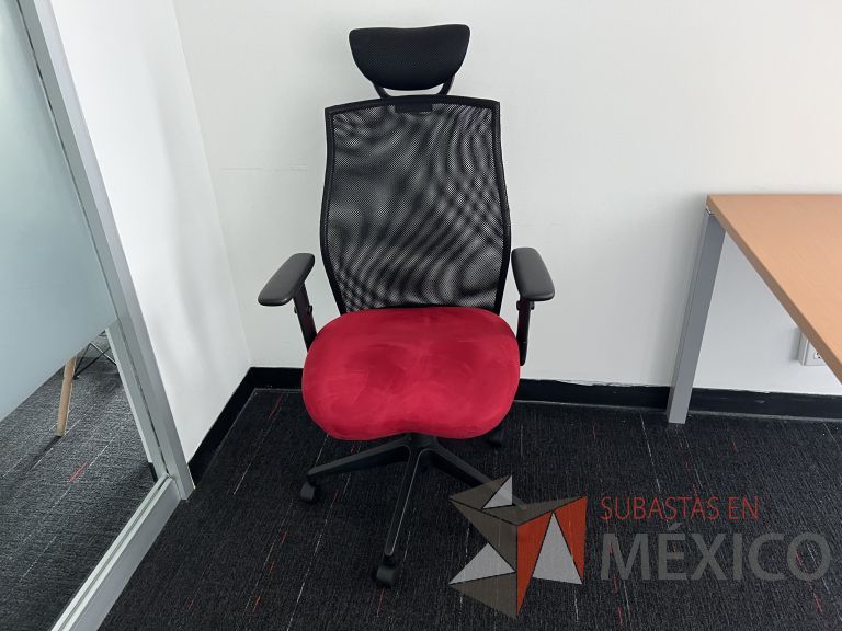 Lote 017 - Silla operativa con ruedas, cabecera, descansabrazos, respaldo en malla y asiento en tela color rojo - Imagen 2
