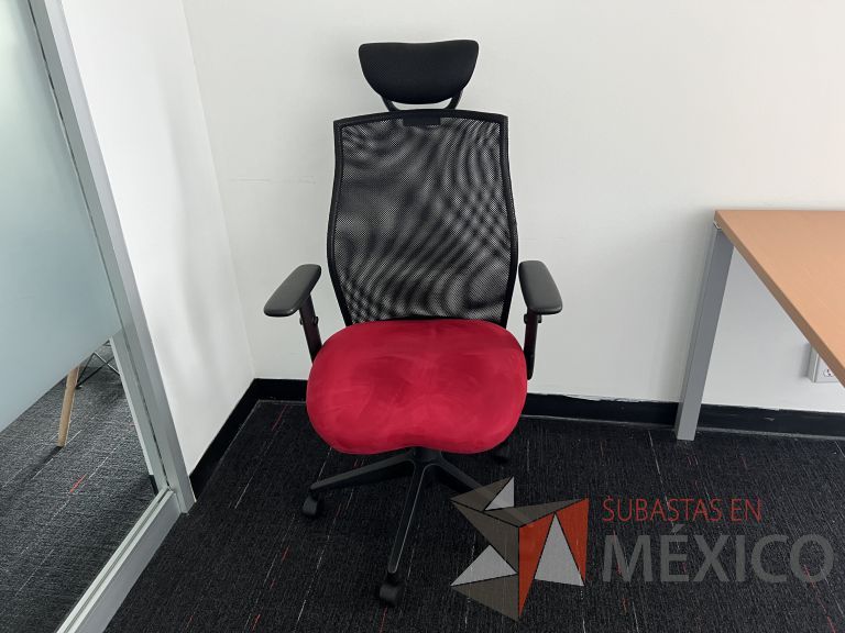 Lote 017 - Silla operativa con ruedas, cabecera, descansabrazos, respaldo en malla y asiento en tela color rojo
