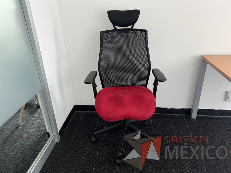 Lote 017 - Silla operativa con ruedas, cabecera, descansabrazos, respaldo en malla y asiento en tela color rojo - Imagen 3
