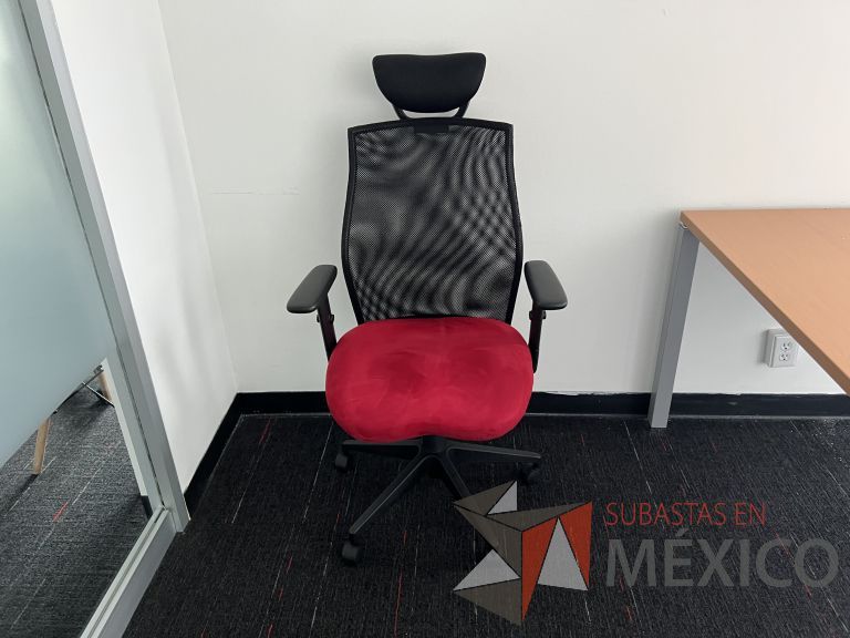 Lote 017 - Silla operativa con ruedas, cabecera, descansabrazos, respaldo en malla y asiento en tela color rojo - Imagen 4