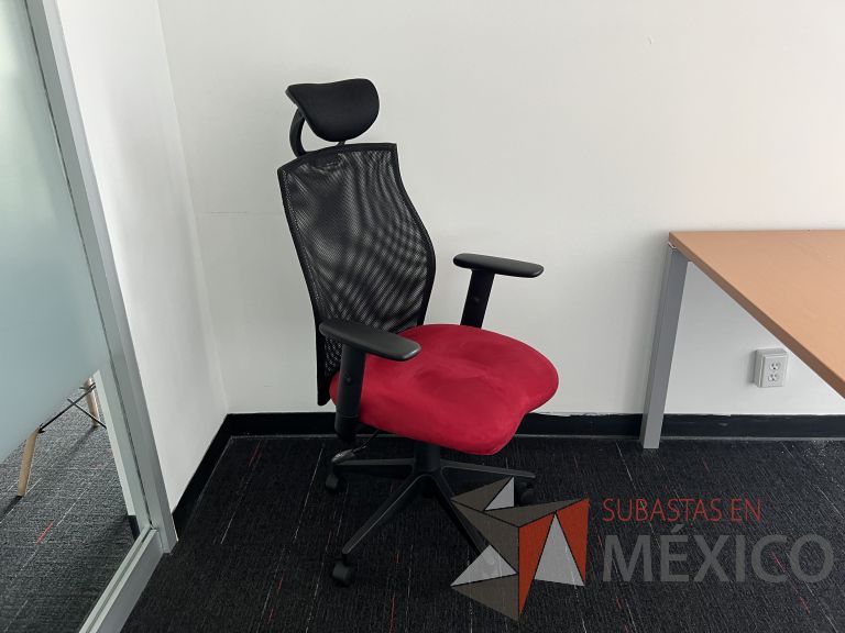 Lote 017 - Silla operativa con ruedas, cabecera, descansabrazos, respaldo en malla y asiento en tela color rojo - Imagen 5