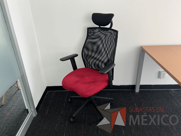 Lote 017 - Silla operativa con ruedas, cabecera, descansabrazos, respaldo en malla y asiento en tela color rojo - Imagen 6