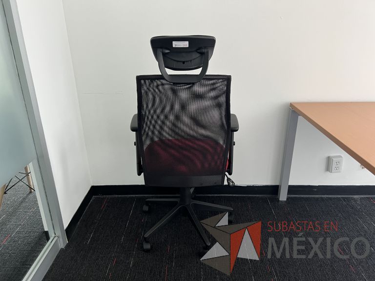 Lote 017 - Silla operativa con ruedas, cabecera, descansabrazos, respaldo en malla y asiento en tela color rojo - Imagen 7