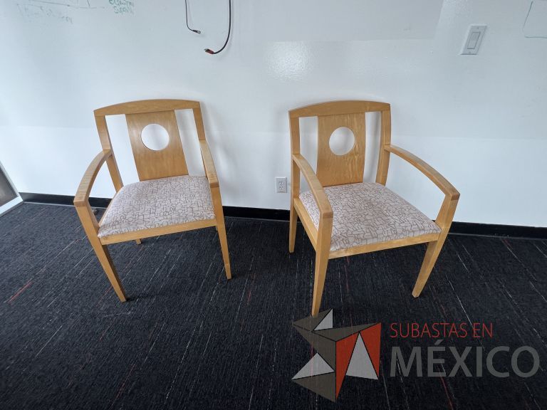 Lote 023 - 2 Sillas fijas, asiento en tela con diseño y respaldo en madera - Imagen 2