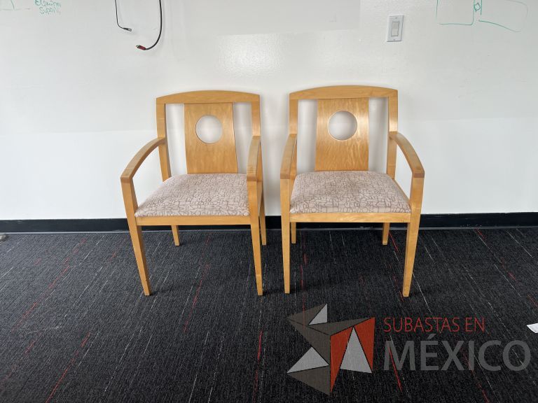 Lote 023 - 2 Sillas fijas, asiento en tela con diseño y respaldo en madera - Imagen 3