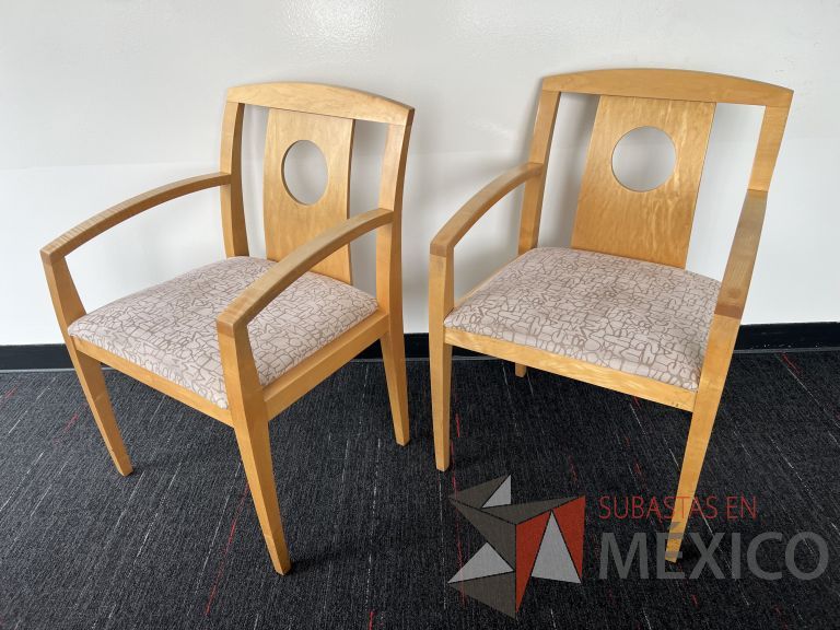 Lote 023 - 2 Sillas fijas, asiento en tela con diseño y respaldo en madera - Imagen 4