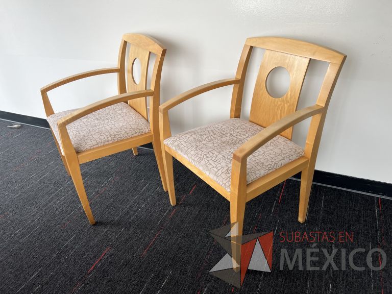 Lote 023 - 2 Sillas fijas, asiento en tela con diseño y respaldo en madera - Imagen 5