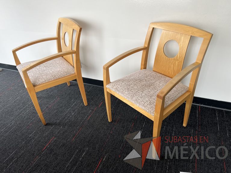 Lote 023 - 2 Sillas fijas, asiento en tela con diseño y respaldo en madera - Imagen 6