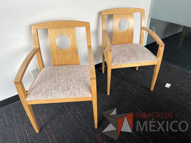 Lote 023 - 2 Sillas fijas, asiento en tela con diseño y respaldo en madera