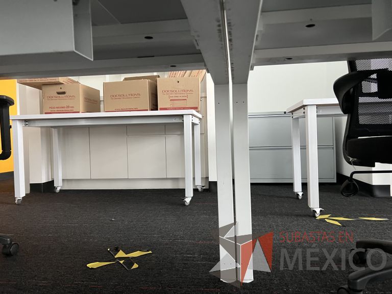 Lote 026 - Estación de trabajo para 8 personas, con divisiones de vidrio - Imagen 5