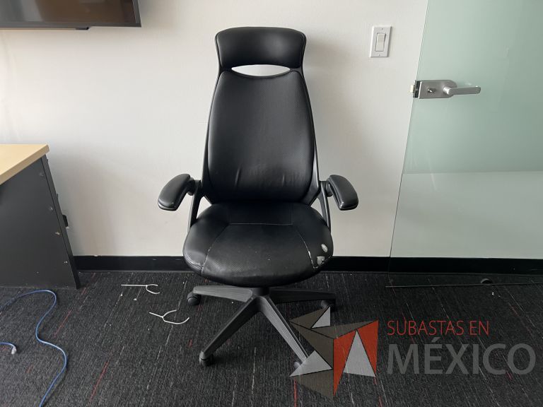 Lote 036 - Silla operativa con ruedas, cabecera, descansabrazos, asiento y respaldo color negro, maltratada