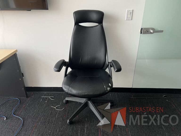 Lote 036 - Silla operativa con ruedas, cabecera, descansabrazos, asiento y respaldo color negro, maltratada - Imagen 2