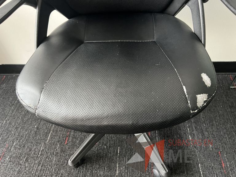 Lote 036 - Silla operativa con ruedas, cabecera, descansabrazos, asiento y respaldo color negro, maltratada - Imagen 3