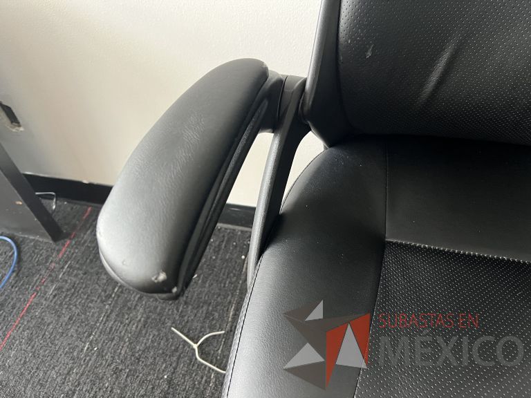 Lote 036 - Silla operativa con ruedas, cabecera, descansabrazos, asiento y respaldo color negro, maltratada - Imagen 5