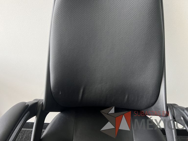 Lote 036 - Silla operativa con ruedas, cabecera, descansabrazos, asiento y respaldo color negro, maltratada - Imagen 6