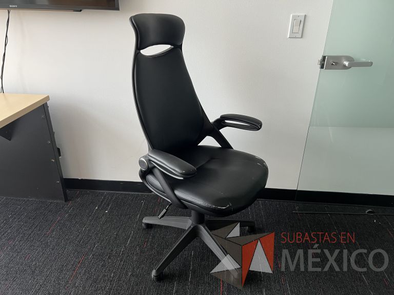 Lote 036 - Silla operativa con ruedas, cabecera, descansabrazos, asiento y respaldo color negro, maltratada - Imagen 7