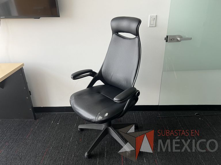 Lote 036 - Silla operativa con ruedas, cabecera, descansabrazos, asiento y respaldo color negro, maltratada - Imagen 8