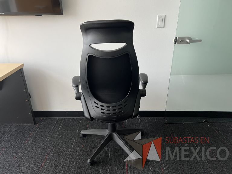 Lote 036 - Silla operativa con ruedas, cabecera, descansabrazos, asiento y respaldo color negro, maltratada - Imagen 9