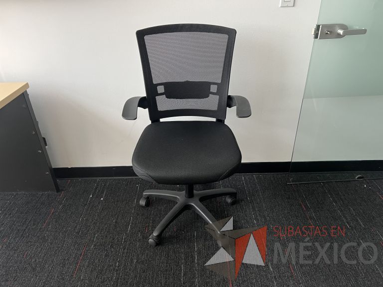 Lote 037 - Silla ejecutiva con ruedas, descansabrazos, respaldo en malla y asiento en tela color negro