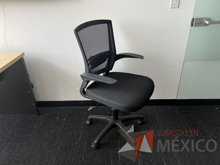 Lote 037 - Silla ejecutiva con ruedas, descansabrazos, respaldo en malla y asiento en tela color negro - Imagen 2