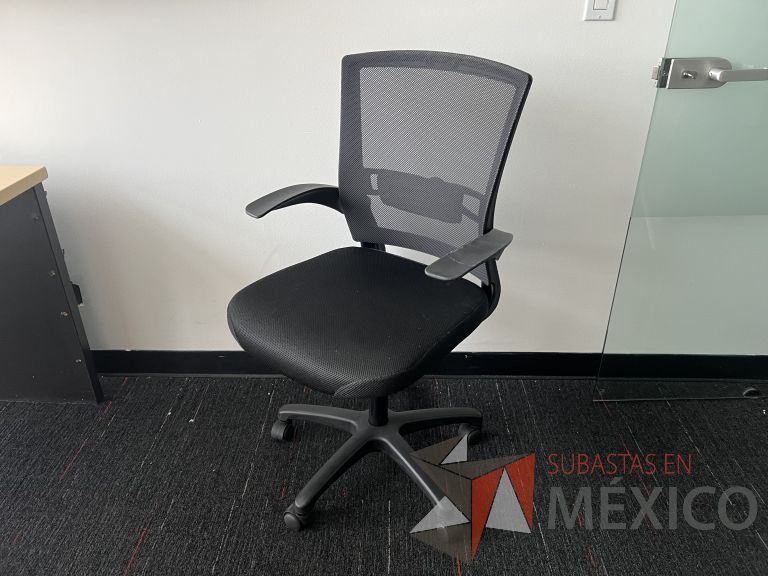 Lote 037 - Silla ejecutiva con ruedas, descansabrazos, respaldo en malla y asiento en tela color negro - Imagen 3