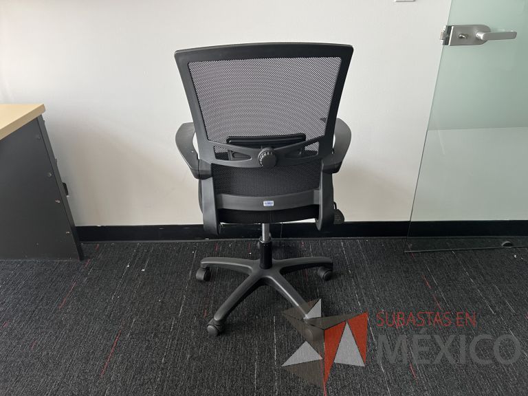 Lote 037 - Silla ejecutiva con ruedas, descansabrazos, respaldo en malla y asiento en tela color negro - Imagen 4