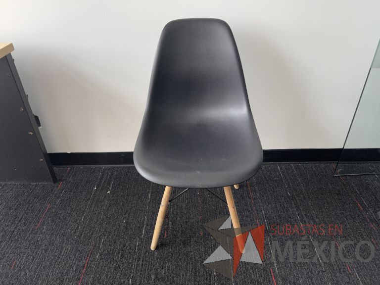 Lote 038 - 2 Sillas fijas, asiento y respaldo en plástico color negro