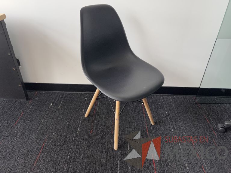 Lote 038 - 2 Sillas fijas, asiento y respaldo en plástico color negro - Imagen 2