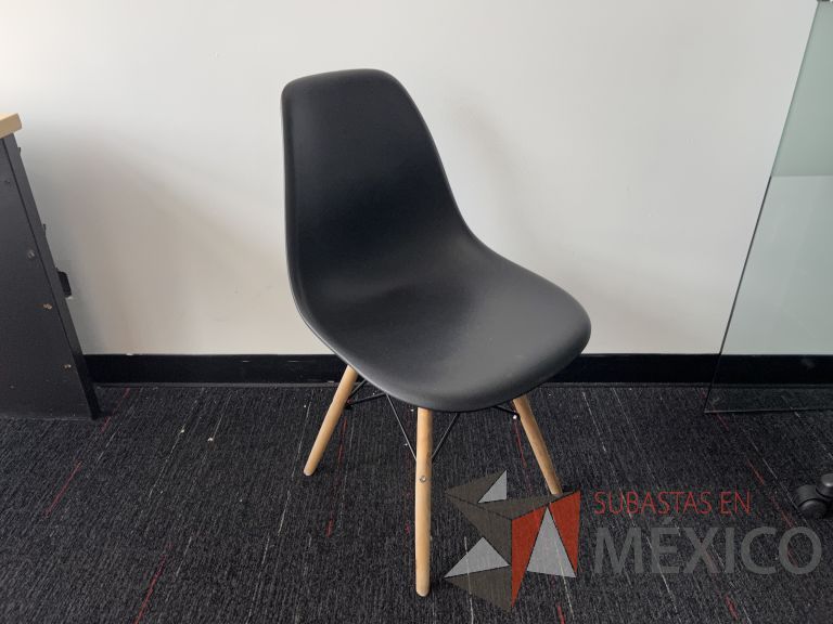 Lote 038 - 2 Sillas fijas, asiento y respaldo en plástico color negro - Imagen 3