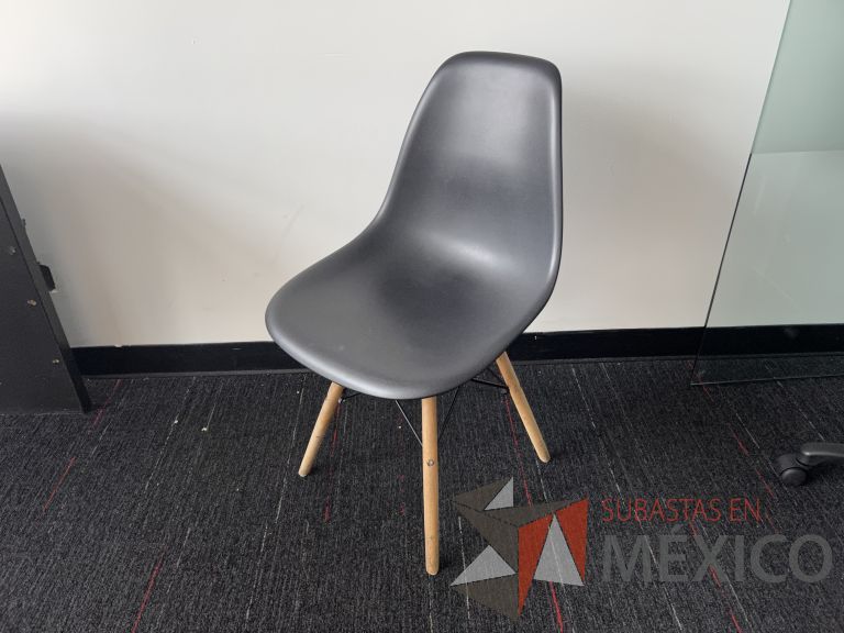 Lote 038 - 2 Sillas fijas, asiento y respaldo en plástico color negro - Imagen 4