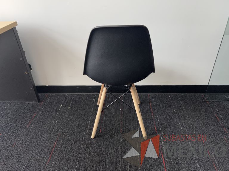 Lote 038 - 2 Sillas fijas, asiento y respaldo en plástico color negro - Imagen 5