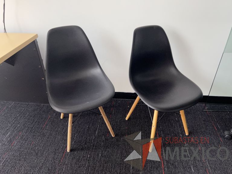 Lote 038 - 2 Sillas fijas, asiento y respaldo en plástico color negro - Imagen 6