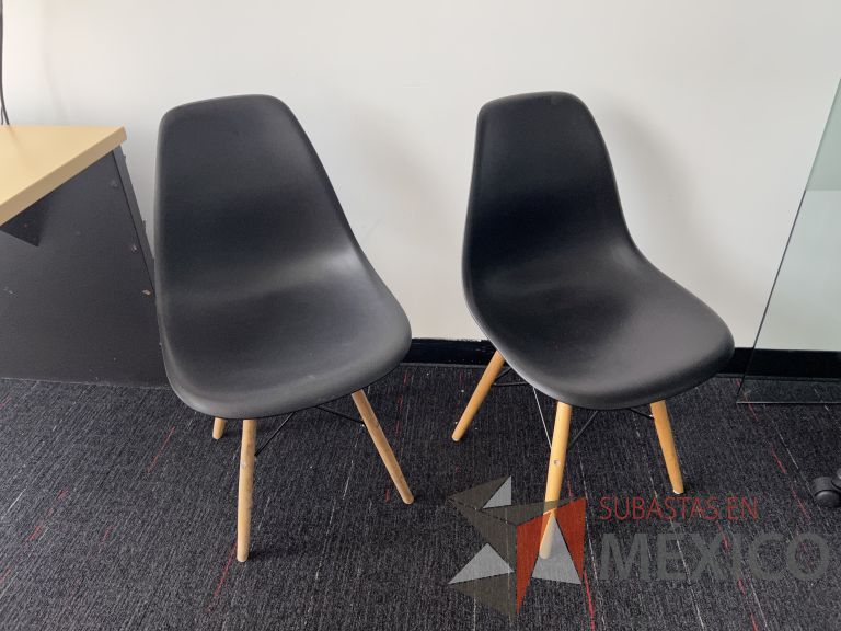 Lote 038 - 2 Sillas fijas, asiento y respaldo en plástico color negro - Imagen 7