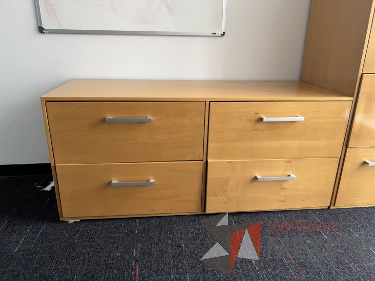 Lote 039 - Credenza con 4 cajones