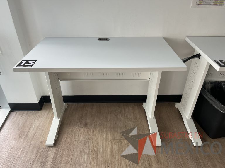 Lote 044 - Escritorio, estructura metálica y cubierta color blanco con orificio para cable
