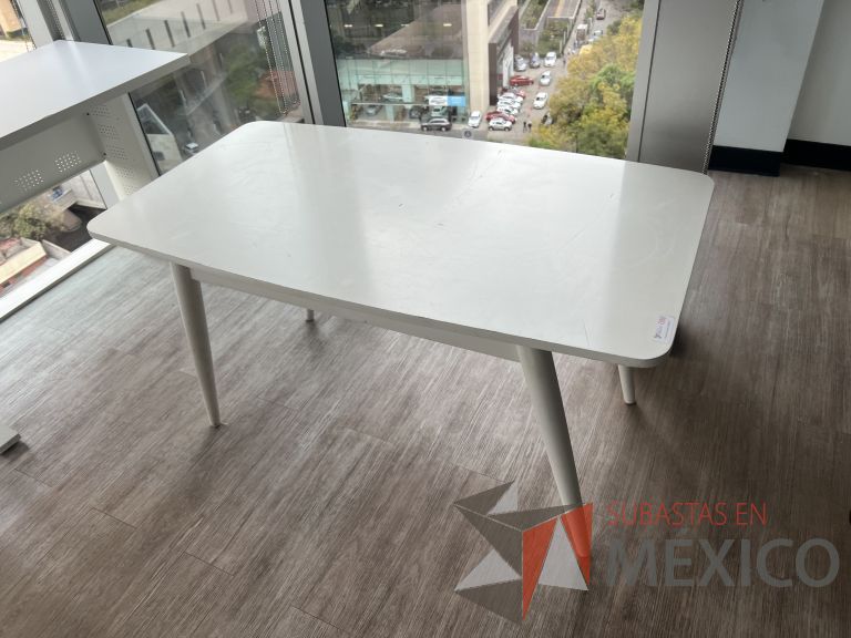 Lote 054 - Mesa de trabajo, estructura y cubierta color blanco