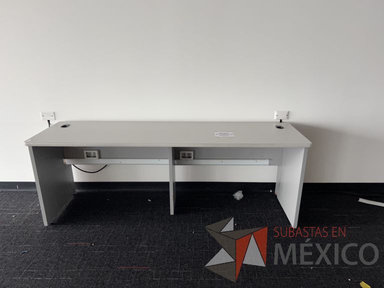Lote 056 - Mesa de trabajo para 2 personas, cubierta color gris con orificios para cable