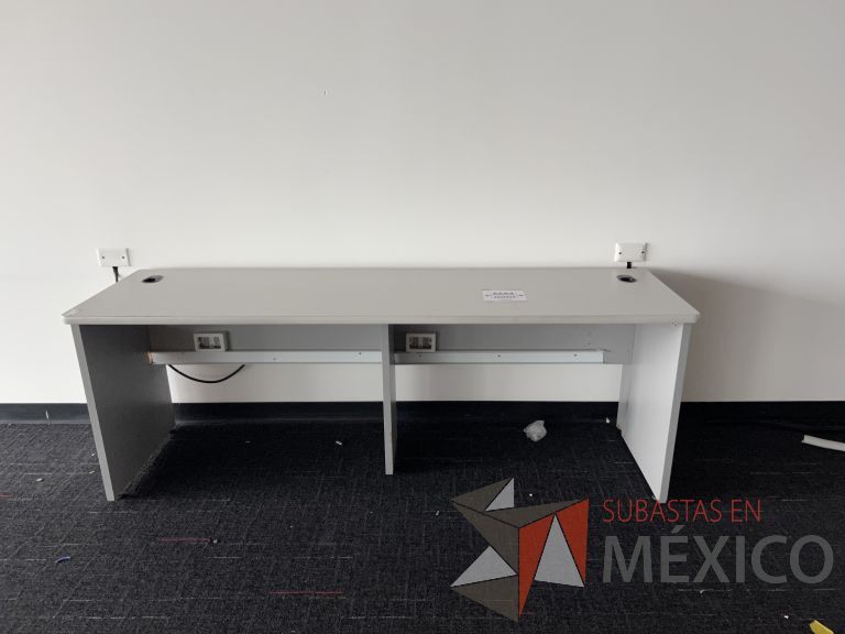 Lote 056 - Mesa de trabajo para 2 personas, cubierta color gris con orificios para cable - Imagen 2
