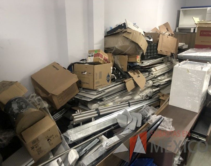 Lote 095 - Lote de accesorios para mampara. (Herraje y Patas metálicas)
