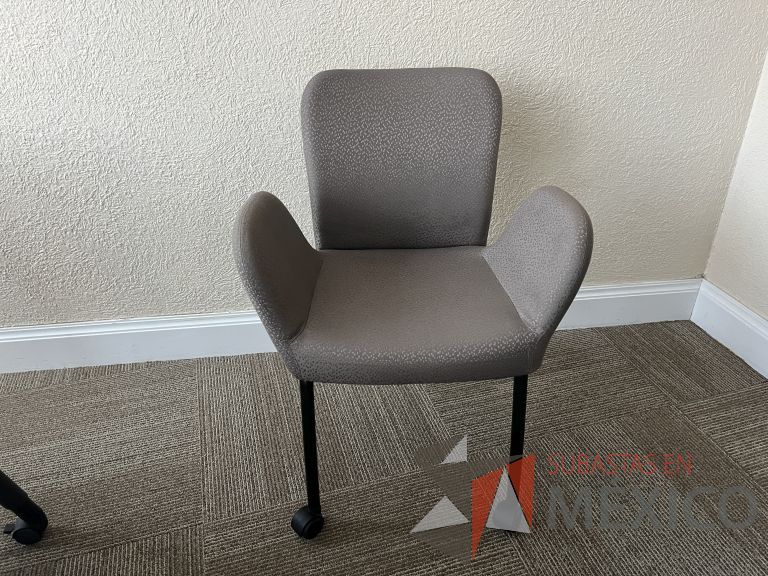 Lote 056 - Silla de visita con ruedas, asiento y respaldo en tela color gris
