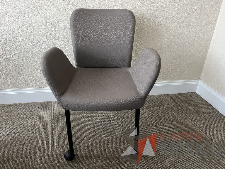 Lote 056 - Silla de visita con ruedas, asiento y respaldo en tela color gris - Imagen 3