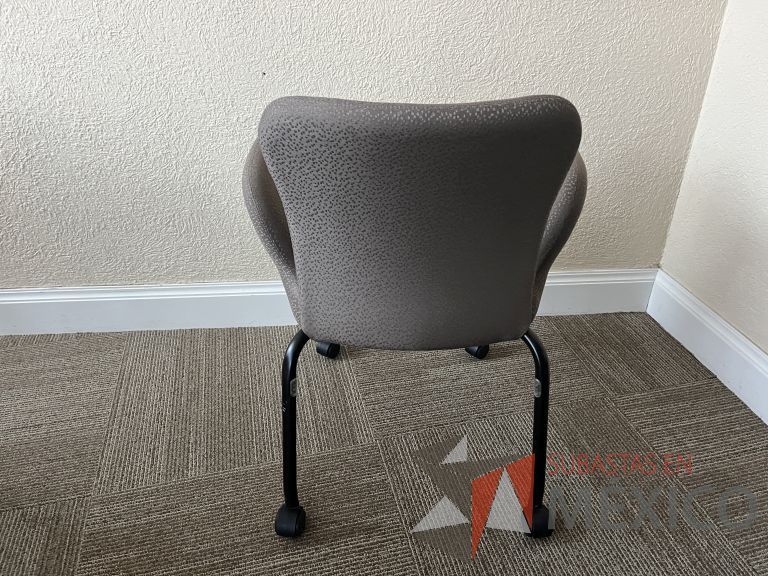 Lote 056 - Silla de visita con ruedas, asiento y respaldo en tela color gris - Imagen 2